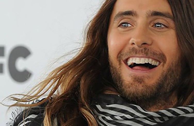 Bye bye la barbe de Jared Leto ? Réponse à 12h35