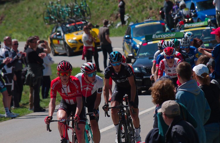 6h40: dans une voiture du Tour de Romandie