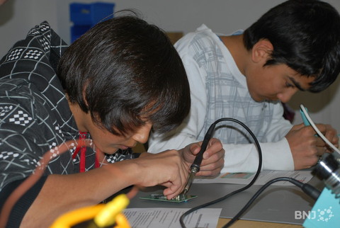 L'atelier de création d’un thermomètre ou d’une horloge informatique a attiré des jeunes de moins de 15 ans.