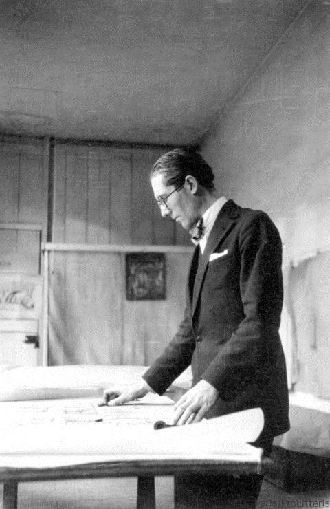 Le Corbusier dans son appartement mansardé au 20 rue Jacob à Paris, France, après 1917