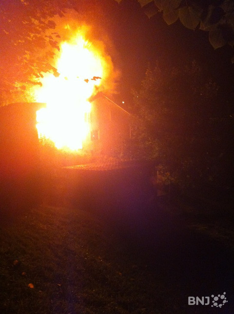 Une maison ravagée par les flammes
