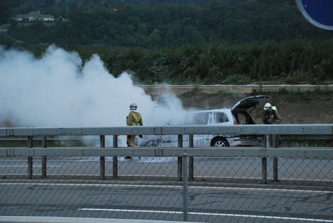 Voiture en feu à Marin