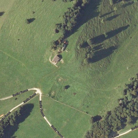 Vue aérienne de la cabane du CAS sur le Montoz