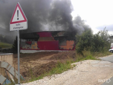 La halle de stockage de l'entreprise Vox Dei à Reconvilier est la proie des flammes.