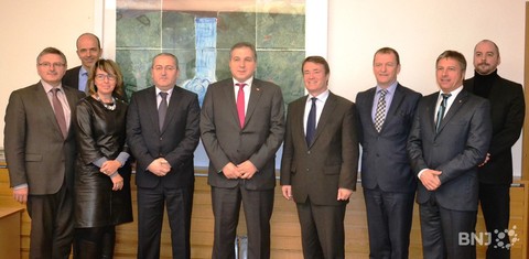 Irakli Kurashvili (cravatte rouge), l'ambassadeur de Géorgie en Suisse, entouré de Michel Probst, président du Gouvernement jurassien, et de David Kapanadze, conseiller d'ambassade