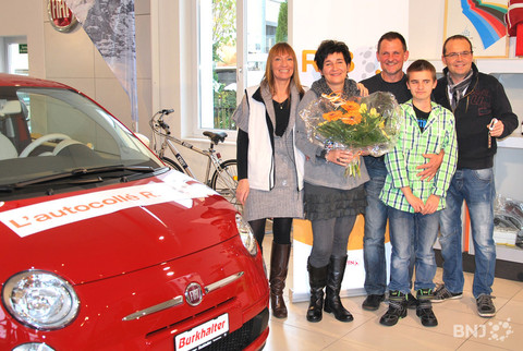 Séverine Lecerf de RJB, la gagnante Marie-Jeanne accompagnée de son mari et de son fils, et Sylvain Burkhalter le directeur du garage Burkhalter à Tavannes