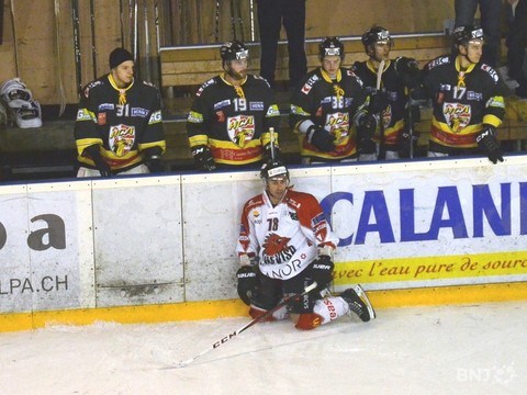 James Desmarais avec le maillot de Viège devant ses anciens coéquipiers du HC Ajoie
