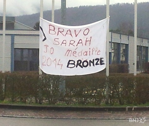 Une banderole en l'honneur de Sarah Forster trônait vendredi matin au milieu d'un giratoire de Vicques