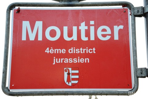 Le groupe Bélier a remplacé les panneaux à l'entrée de certains villages, dont Moutier.