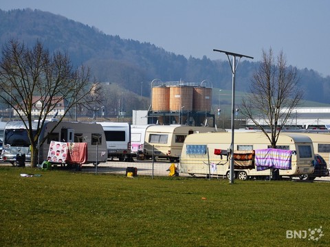 Le campement des gens du voyage installé aux Prés-Roses à Delémont