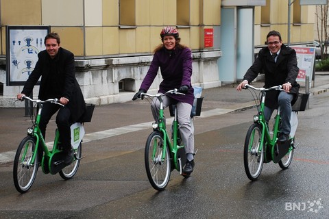 Les trois conseillers communaux en charge du projet n'ont pas hésité mettre le pied à la pédale pour présenter le concept Velosport. De gauche à droite, Cédric Dupraz (Le Locle), Christine Gaillard (Neuchâtel) et Théo Huguenin-Elie (La Chaux-de-Fonds).