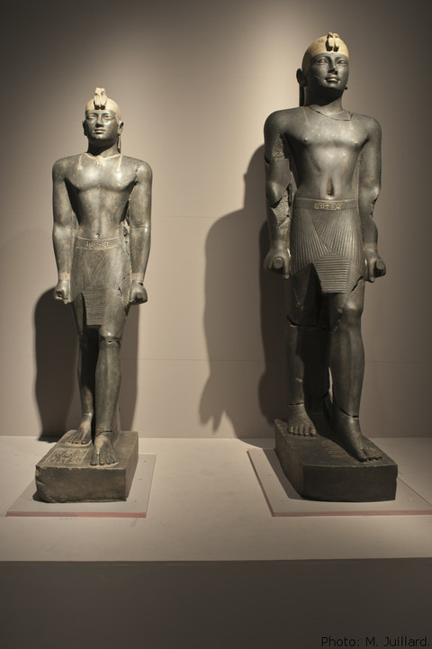 Statues monumentales des pharaons noirs Taharqa et Tanoutamon découvertes à Doukki Gel (fac-similés des originaux en granite du 7e siècle av. J.-C.). Mission archéologique suisse au Soudan (photo: M. Juillard).