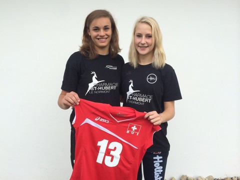 Elise Boillat et Manon Nicolet avec l'équipe nationale cadette de volleyball (photo : www.vfm.ch)