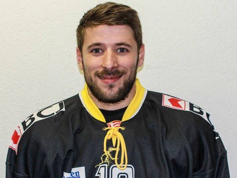 Rémy Rimann pose ses patins à Porrentruy (photo : HC Ajoie)