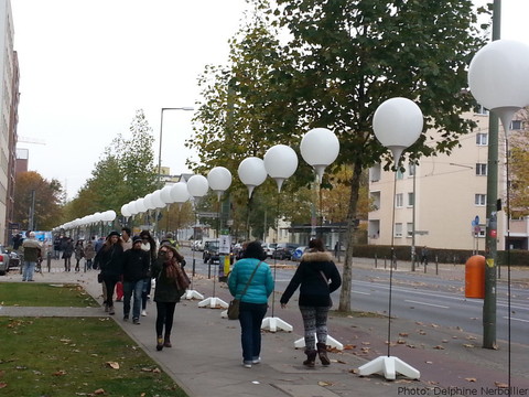 7'000 ballons lumineux ont été déployes sur le tracé du mur.