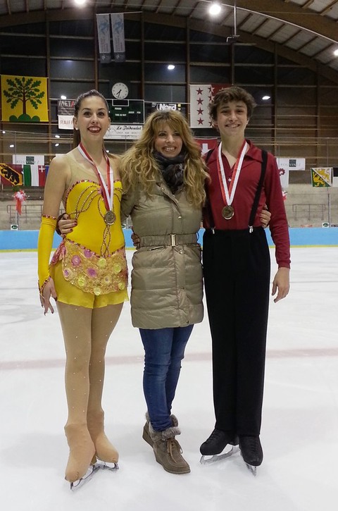 Marie Crelier et Beat Schümperli entourent leur coach Nathalie Villard Krieg