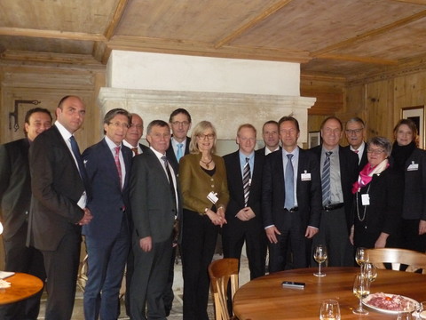 Les deux gouvernements, avec, au centre, la présidente zurichoise Regine Aeppli et le président neuchâtelois Alain Ribaux. Ils entourent Jean-Kley Tullii, directeur de Cartier. Photo: Chancellerie d'Etat.