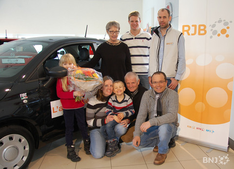 La gagnante Sonja Vuilleumier accompagnée de son mari, ses enfants et petits-enfants, Jérôme Steulet et Sylvain Burkhalter du Garage Burkhalter à Tavannes