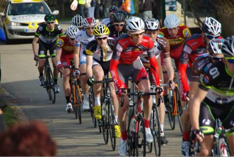 Adrien Chenaux (maillot rouge et gris) a fait la course en tête et était présent dans toutes les échappées au Tour du Canton de Wittenheim