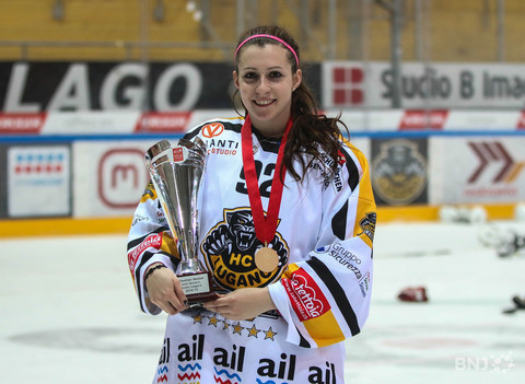 Le coupe en mains pour Laura Desboeufs (photo : Mauricette Schnider)
