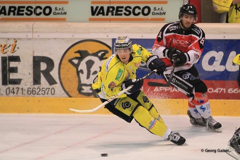 Jonathan Hazen (maillot jaune) serait en contact avec le HC Ajoie (photo : www.hceppan.it)