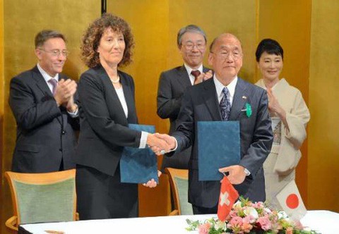 Signature du Traité d’amitié avec la préfecture japonaise de Nara : Mme Barbara Egger-Jenzer, présidente du Conseil-exécutif du canton de Berne, et M. Shogo Arai, gouverneur de la préfecture de Nara (photo : The Asahi Shimbun via Getty Images)