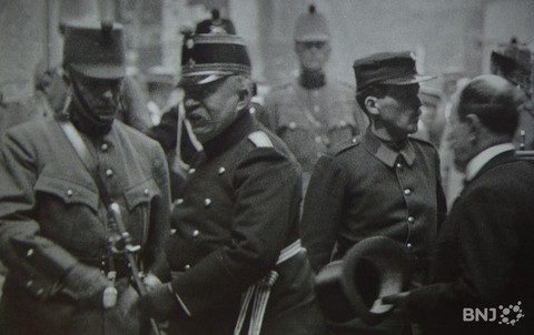 De nombreuses photographies illustrent l'exposition, comme ici, la visite du général Wille à La Sagne.