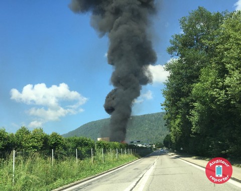La fumée était visible de très loin.