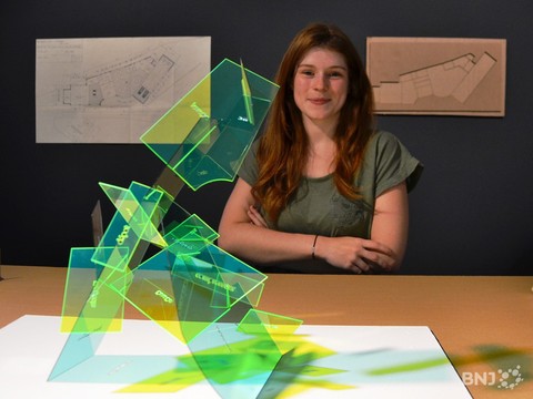 Marie Widmer, devant son travail intitulé