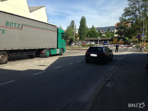 Les barrières du passage à niveau se sont abaissées sur un camion vendredi matin à Reconvilier.