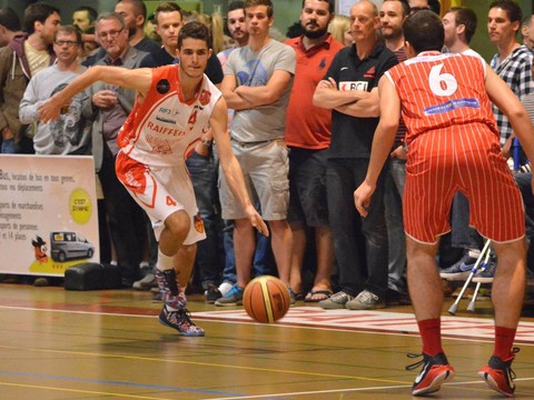 Thomas Petignat (en blanc) va troquer le maillot du BC Boncourt pour celui de l'équipe de Suisse des moins de 18 ans