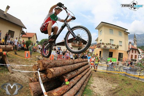 Johan Buchwalder dans ses oeuvres en Italie (photo : www.tribalzine.com)