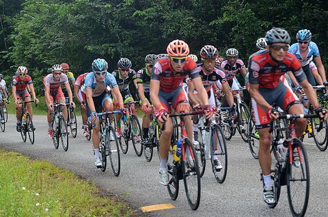 Le peloton du Tour de Guyane avec les coureurs du Team Humard Vélo-Passion