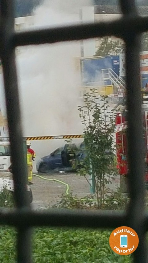 La voiture a pris feu tôt ce matin