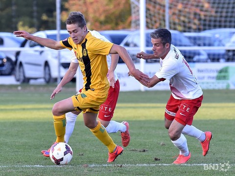 Robin Chételat (en jaune) et les SRD ont subi la loi de Janick Kamber et du FC Bienne (photo : Georges Henz)