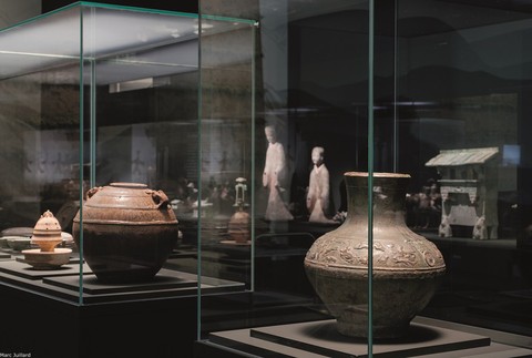 Une centaines d'objets, principalement funéraires, provenant de divers musées suisses et parisiens agrémentent l'expositions.