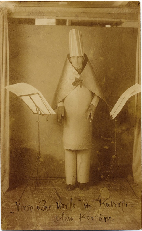 Hugo Ball au Cabaret Voltaire, 1916