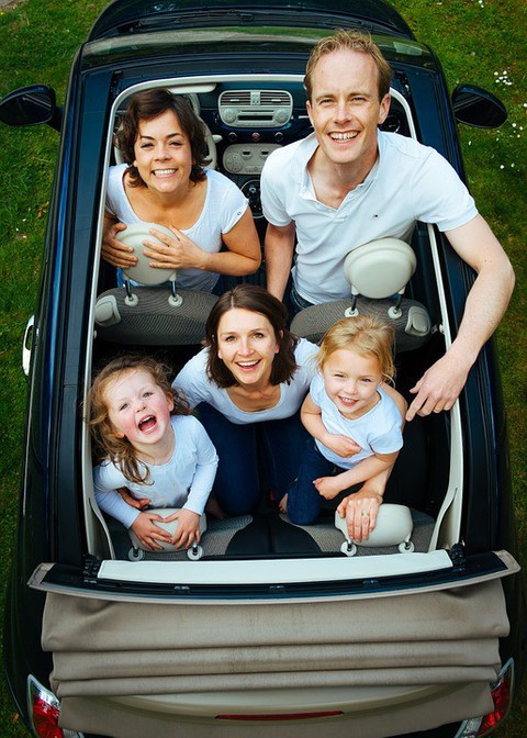 Famille dans une voiture à ciel ouvert