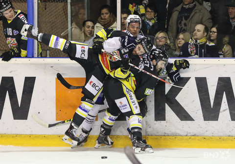 Il y a eu de vrais duels sur la glace ajoulote (photo : Mauricette Schnider)