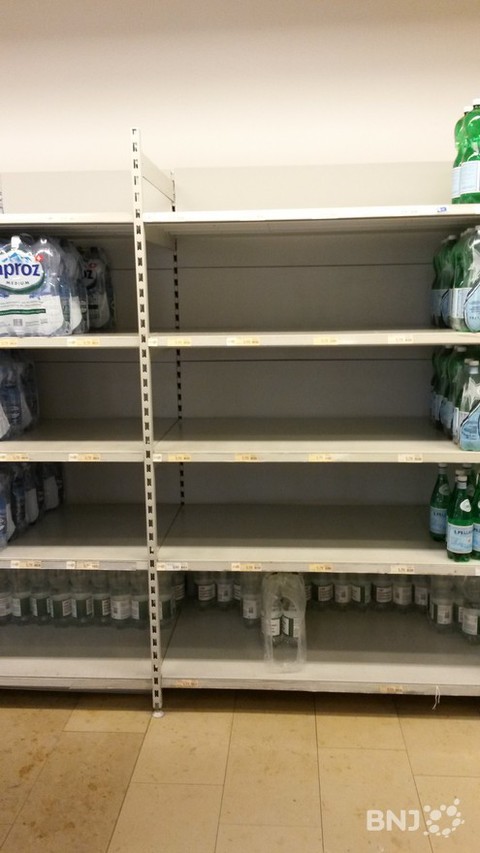 Les bouteilles d'eau partent comme des petits pains dans les commerces de La Neuveville