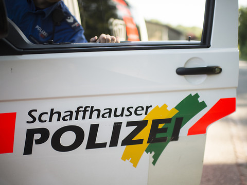 Une mère va danser et laisse son enfant dans la voiture