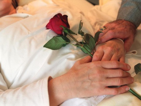 Près de deux tiers des plus de 50 ans envisagent l'aide au suicide