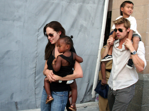 Coup de tonnerre à Hollywood, Angelina Jolie demande le divorce
