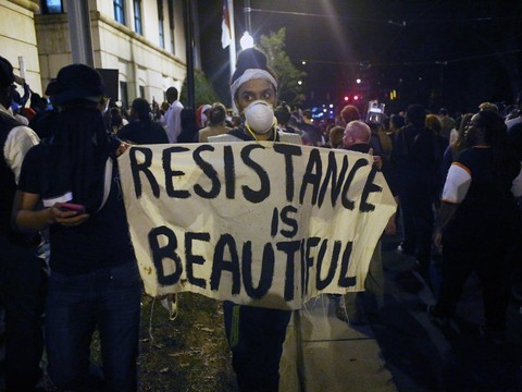 Quatrième nuit de manifestations à Charlotte