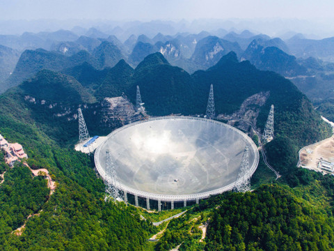 Le plus grand radiotélescope du monde entre en service en Chine