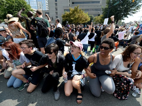Manifestations pacifiques après la levée du couvre-feu à Charlotte