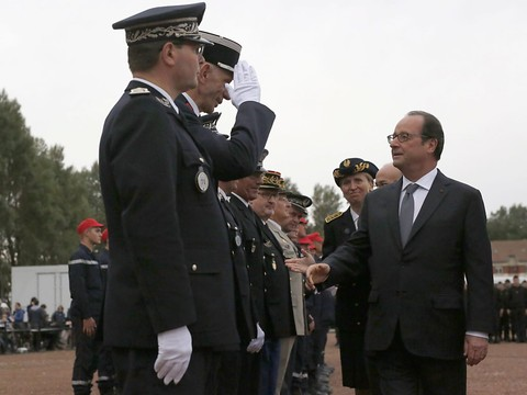 Hollande promet de démanteler la 