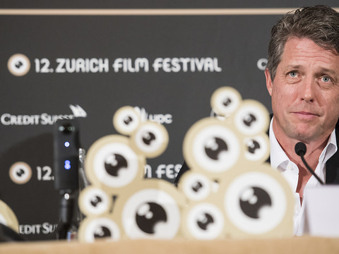 Honoré par d'un prix, Hugh Grant amuse la galerie à Zurich