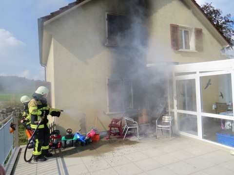 Une mère et ses enfants sauvés des flammes par un ouvrier