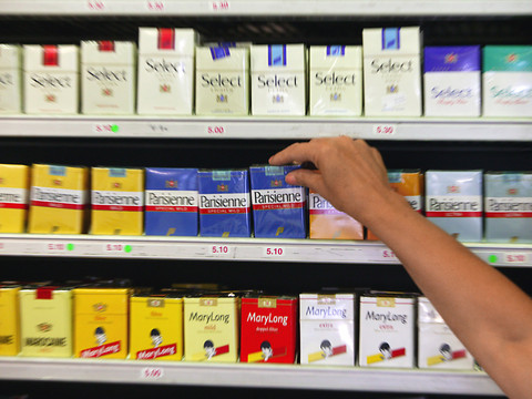 Trop de commerces fribourgeois vendent des clopes aux mineurs